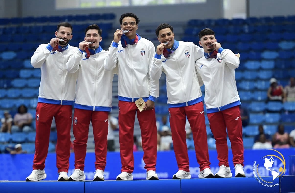 Atletas de Puerto Rico celebrando en el podio